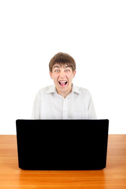 laptop arkasında korkmuş genç