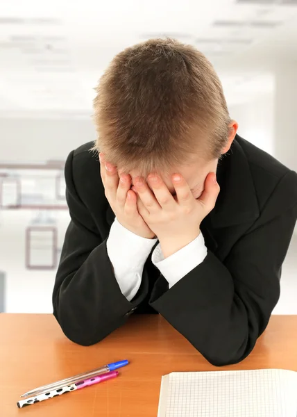 Triste Kid na mesa — Fotografia de Stock