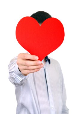 kişi kırmızı kalp şekli tutar