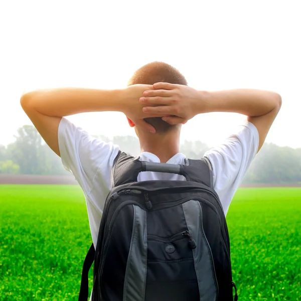 Tiener op het veld — Stockfoto