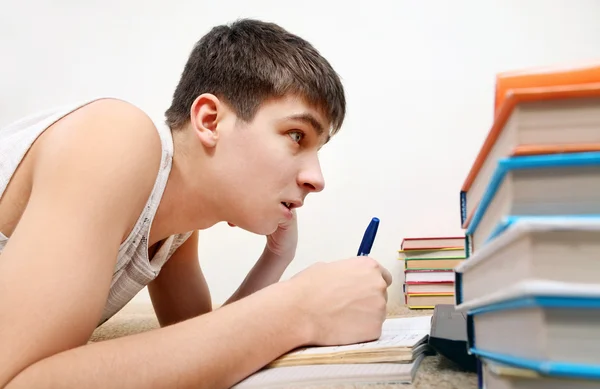 Adolescente preparándose para el examen —  Fotos de Stock