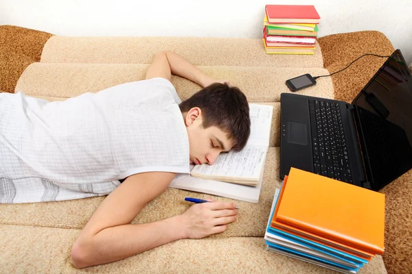 Adolescente dorme dopo l'apprendimento — Foto Stock