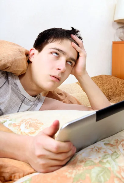 Adolescente irritado com tablet — Fotografia de Stock