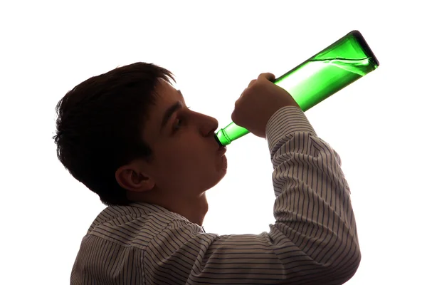 Ung man dricker en öl — Stockfoto