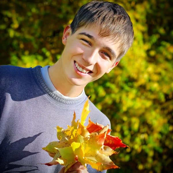 Adolescente con foglie — Foto Stock