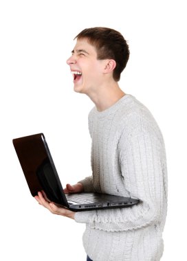 laptop ile gülen genç