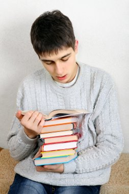 genç bir kitap okur