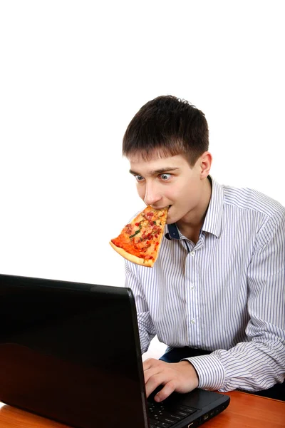 Adolescente con ordenador portátil y pizza — Foto de Stock