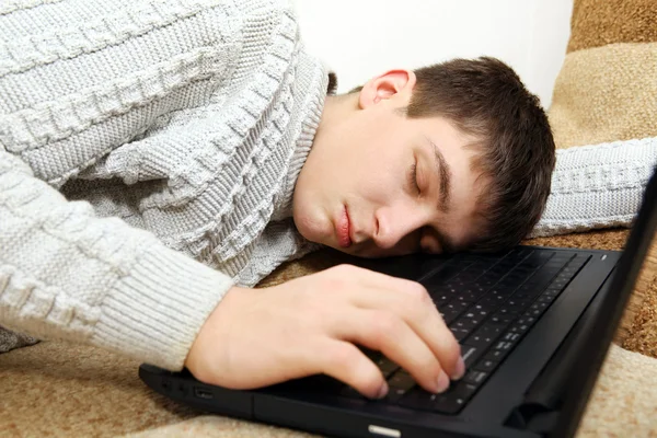 Tinédzser alszik-ra laptop — Stock Fotó