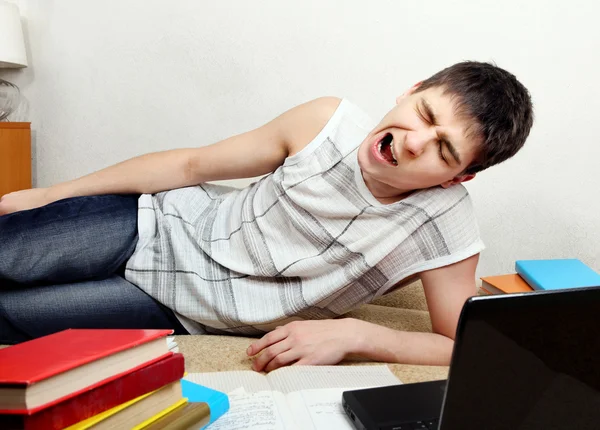 Adolescent fatigué se préparer pour l'examen — Photo