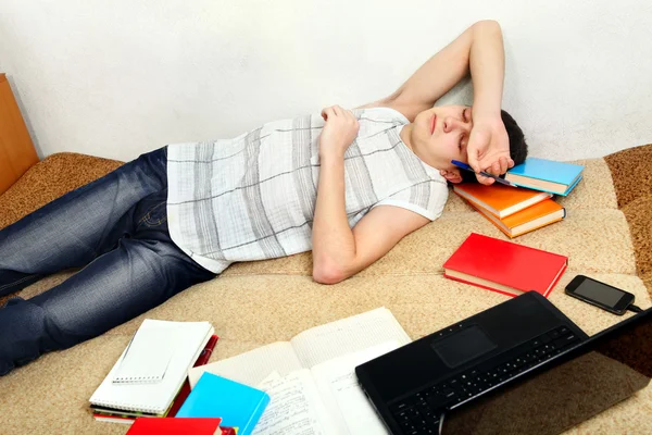 Έφηβος κοιμάται μετά την εκμάθηση — Φωτογραφία Αρχείου