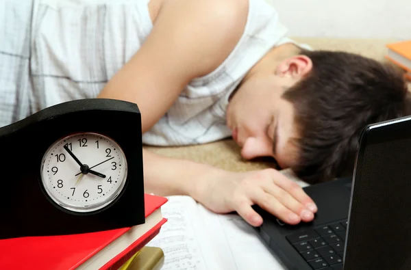 Adolescente dorme depois de aprender — Fotografia de Stock