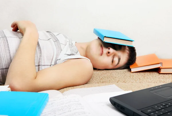 Estudante cansado duro no sofá — Fotografia de Stock