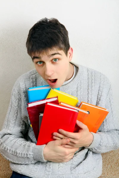 Teenager mit Buch überrascht — Stockfoto