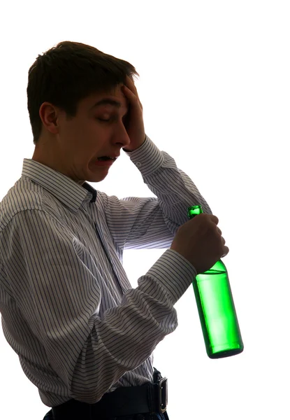 Un jeune homme boit une bière — Photo