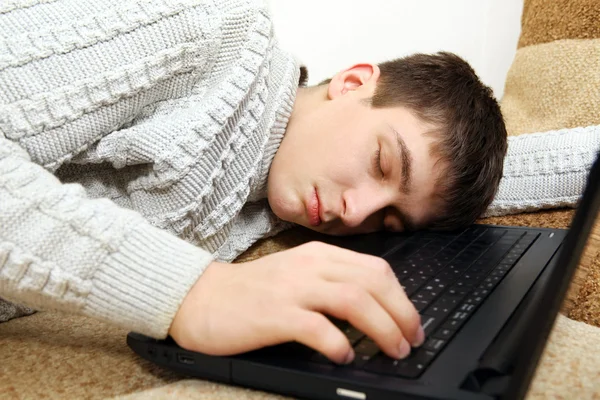 Teenager schläft auf Laptop — Stockfoto