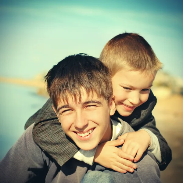 Irmãos felizes — Fotografia de Stock