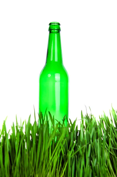 Flasche im Gras — Stockfoto