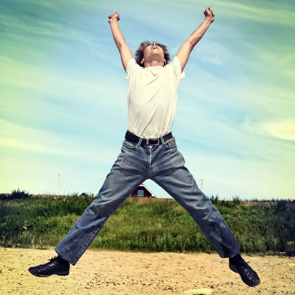 Adolescente está pulando — Fotografia de Stock