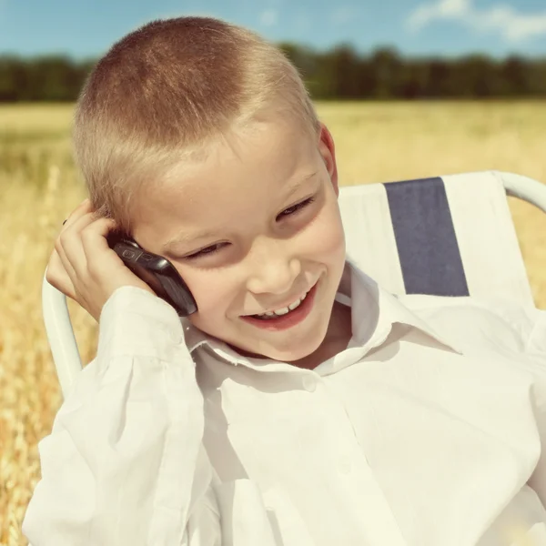 Niño con teléfono celular al aire libre — Foto de Stock
