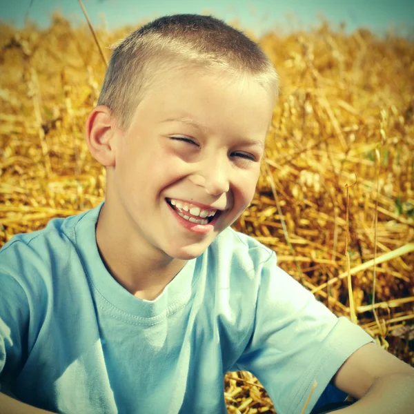 Ragazzo felice nel grano — Foto Stock