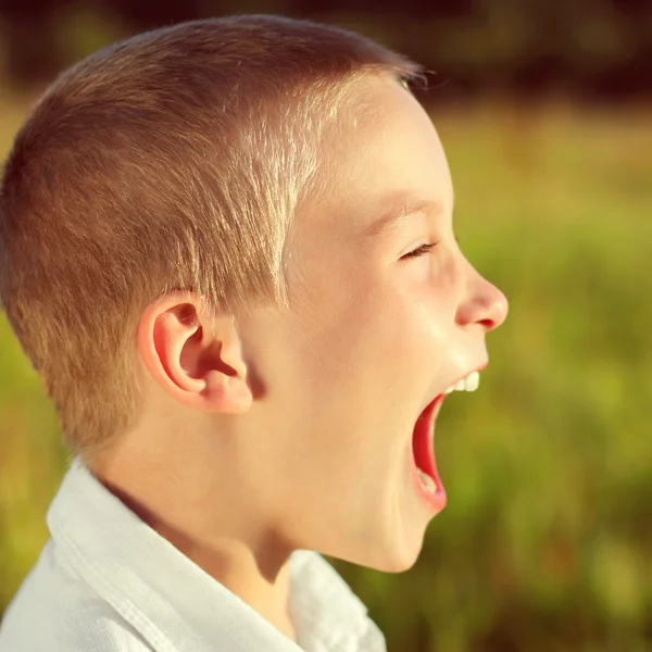 Chico gritar al aire libre — Foto de Stock
