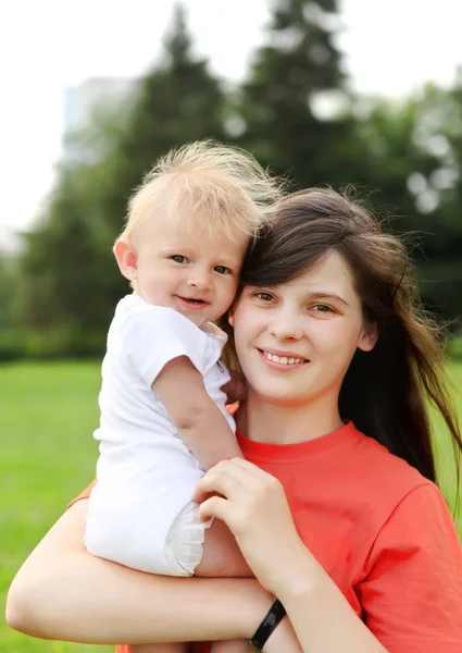 母親と赤ちゃんの屋外 — ストック写真