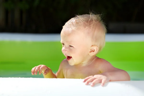 Gelukkig babyjongen in het zwembad — Stockfoto