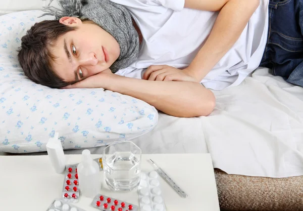 インフルエンザと病気の若い男 — ストック写真