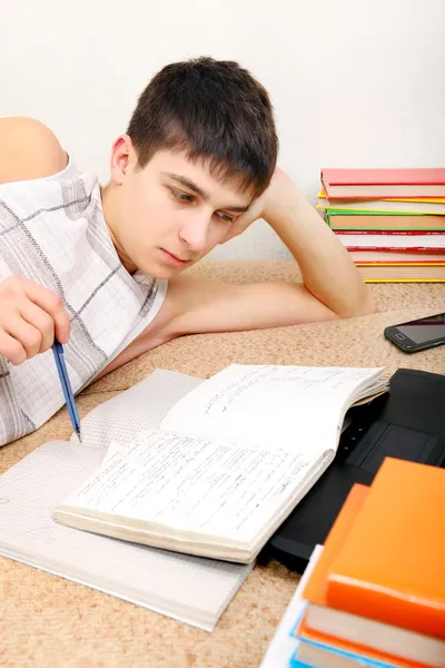Adolescente preparándose para el examen — Foto de Stock