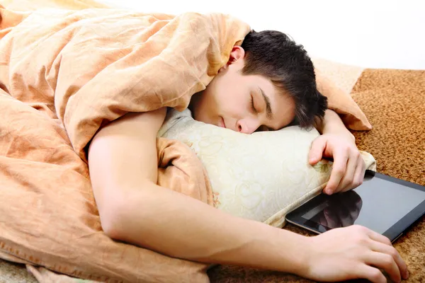 Adolescente dorme com Tablet Computer — Fotografia de Stock