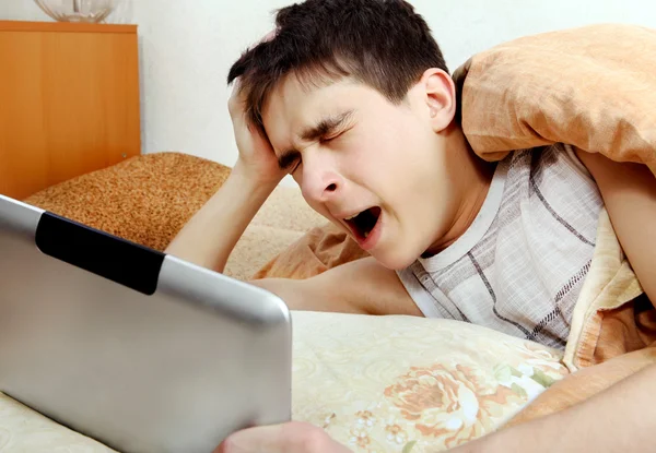 Unavený teenager s tabletovým počítačem — Stock fotografie