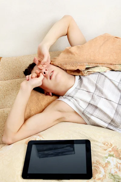 Slaperig tiener met tablet pc — Stockfoto