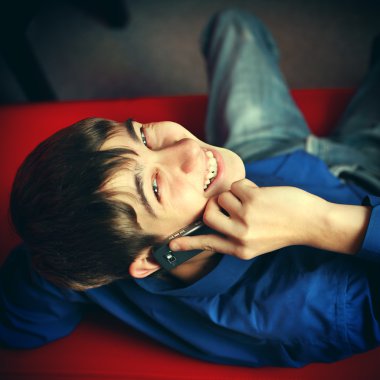 Genç cep telefonu ile