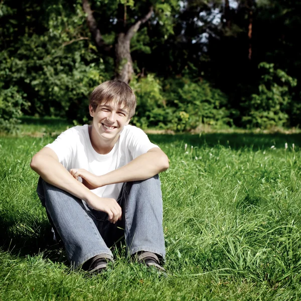 Nastolatek w parku — Zdjęcie stockowe