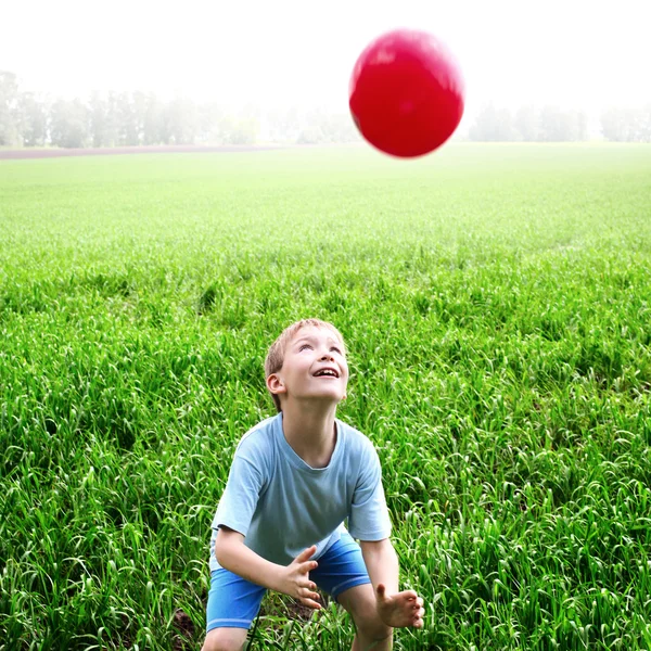 Çocuk oyun topuyla — Stok fotoğraf