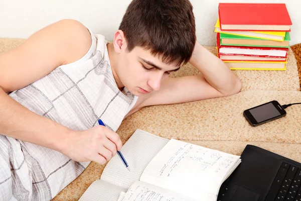 Adolescente preparándose para el examen — Foto de Stock