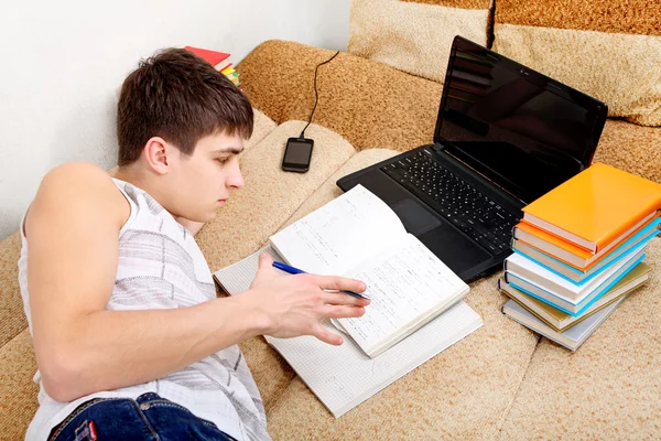 Tonåring som förbereder för examen — Stockfoto