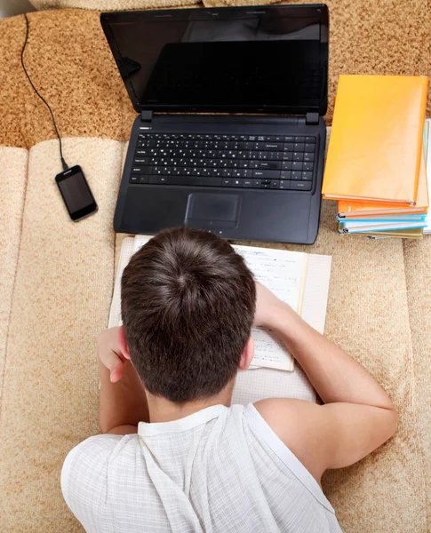 Adolescente preparándose para el examen — Foto de Stock