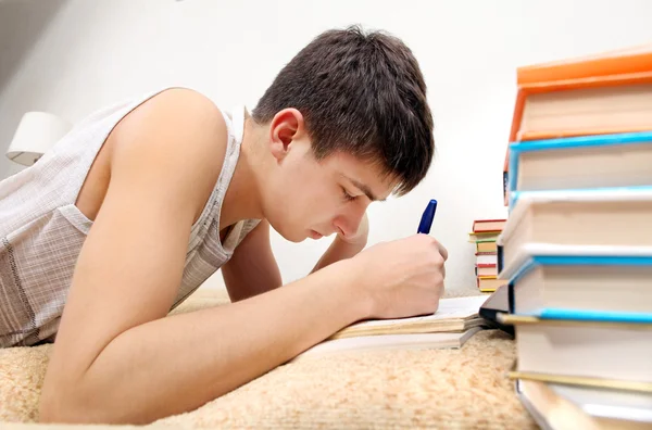 Adolescent se préparant pour l'examen — Photo