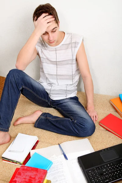 Verward tiener met de boeken — Stockfoto