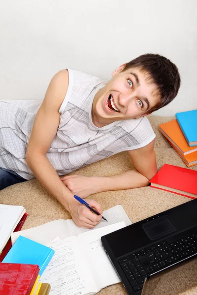 Alegre adolescente haciendo tarea —  Fotos de Stock