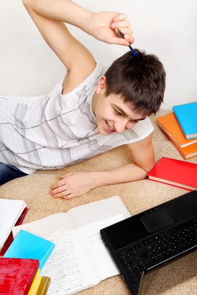 Adolescente alegre fazendo lição de casa — Fotografia de Stock