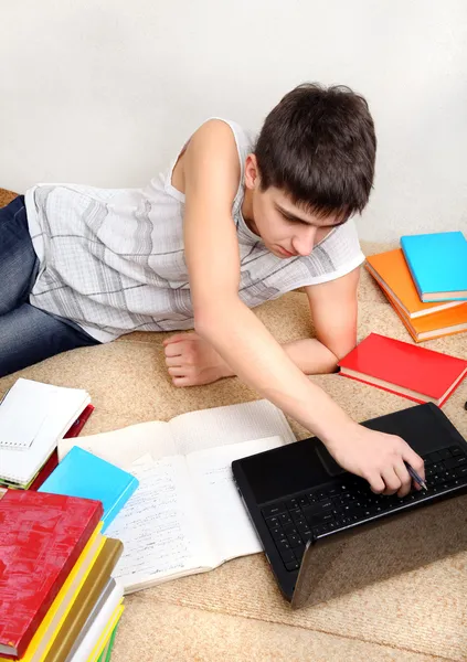 Adolescente haciendo tarea — Foto de Stock