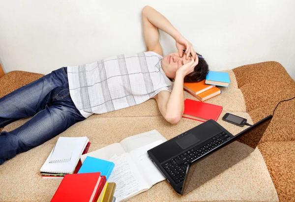 Estudiante cansado en sofá — Foto de Stock