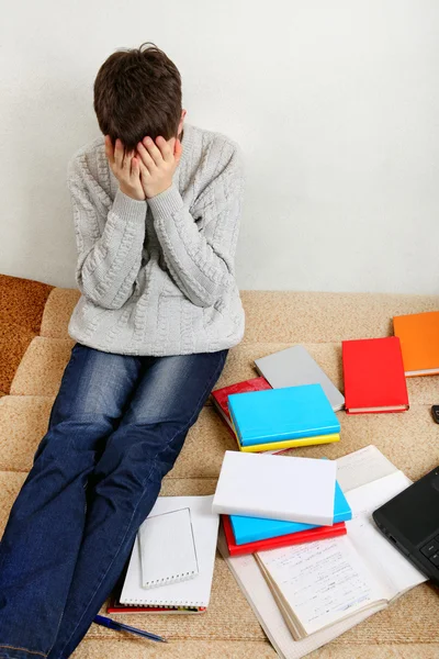 Estudiante triste en casa —  Fotos de Stock