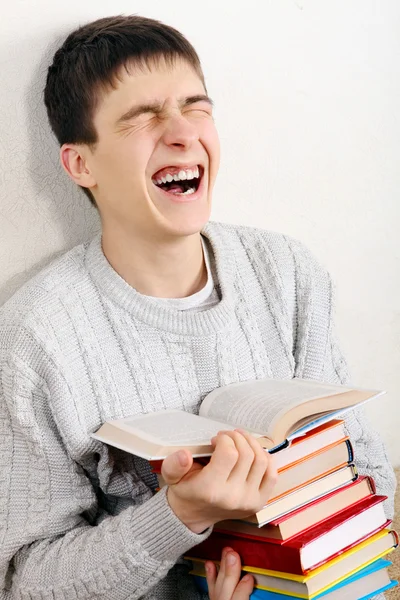 Adolescent joyeux avec un livre — Photo