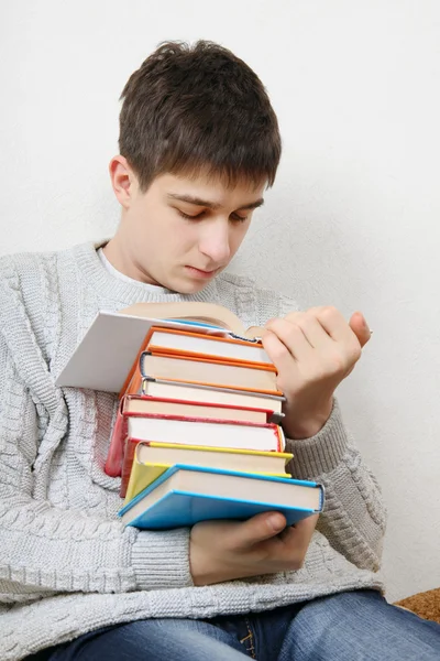 Έφηβος διαβάζει ένα βιβλία — Φωτογραφία Αρχείου