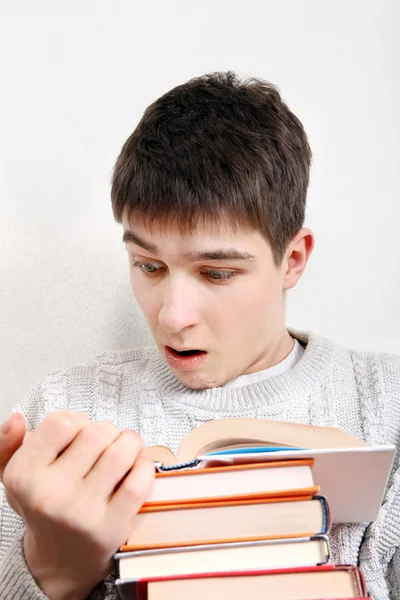 Verrast tiener leest een boeken — Stockfoto