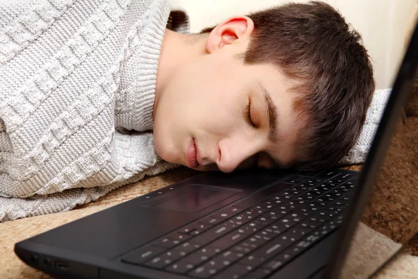 Dizüstü bilgisayarda genç uyur — Stok fotoğraf